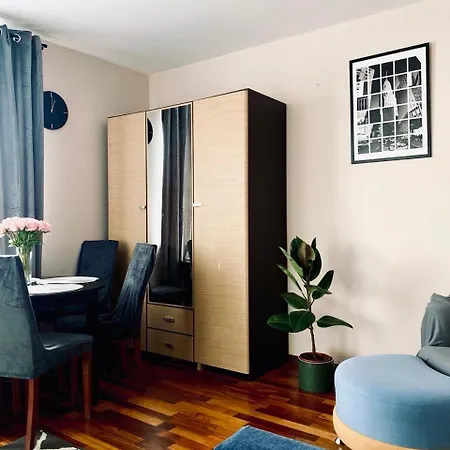 Three-room On Skarbka Z Gor Apartment *